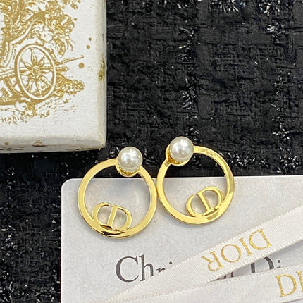 CD 26S PEARL CIRCLE LOGO STUD EARRINGS IN GOLD TONE METAL 646560