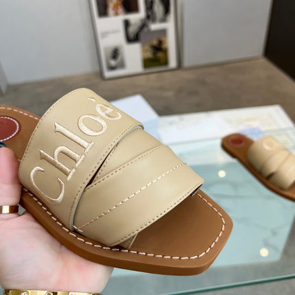 WOODY MULE IN TUSCAN BEIGE LAMBSKIN WITH EMBROIDERED LOGO