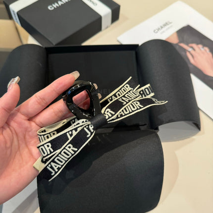 DIOR 26S BOW HAIR CLIP IN BLACK ACETATA 500564