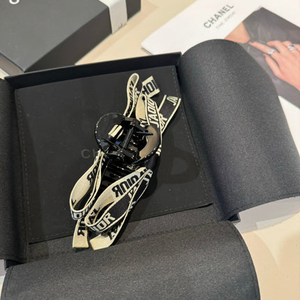 DIOR 26S BOW HAIR CLIP IN BLACK ACETATA 500564