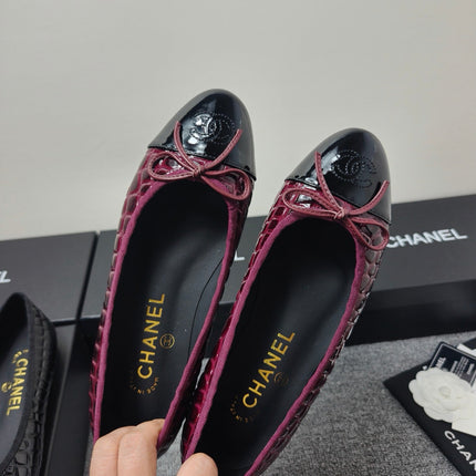 CHANEL 26S BALLET FLATS IN BLACK & BURGUNDY PATENT LEATHER
