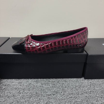 CHANEL 26S BALLET FLATS IN BLACK & BURGUNDY PATENT LEATHER