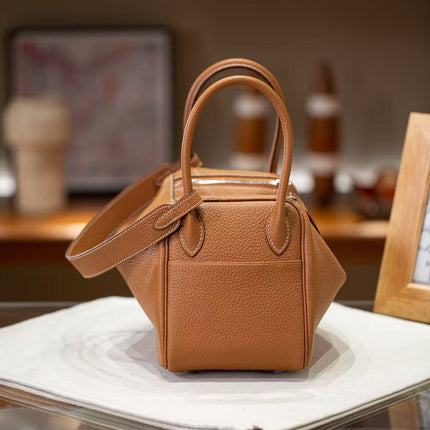 HERMES 26S LINDY BAG 26 IN BROWN CALFSKIN WITH GOLD HARDWARE