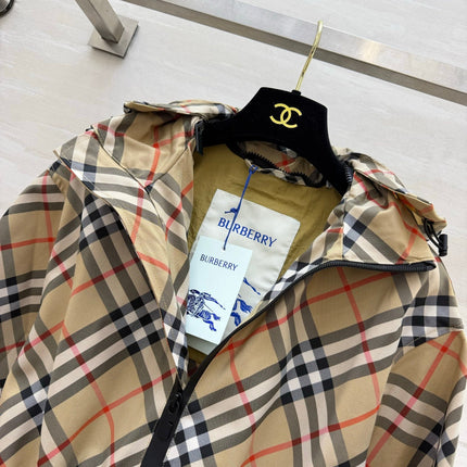 BURBERRY 26S HOODED WINDBREAKER 518