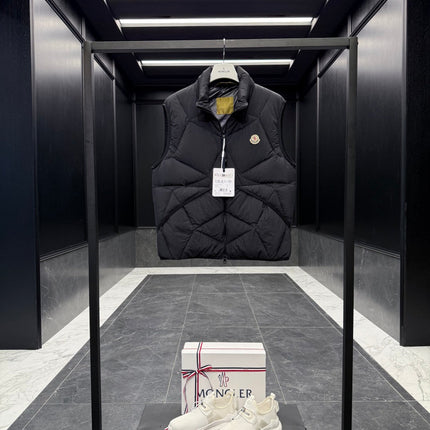 MONCLER 25S SLEEVELESS JACKET 479