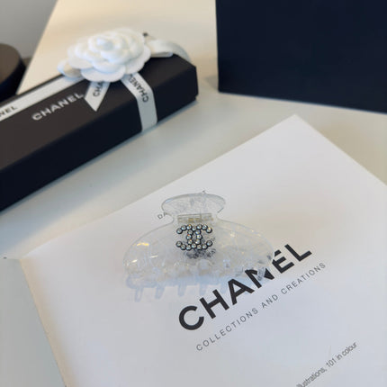 CHANEL 26S HAIR CLIP IN WHITE ACRYLIC 503142
