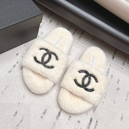 CHANEL 26S SLIDE MULES IN WHITE SHEARLING AND BLACK CC LOGO
