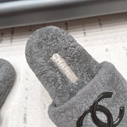 CHANEL 26S SLIDE MULES IN GREY SHEARLING AND BLACK CC LOGO