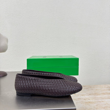 BOTTEGA VENETA 26S BALLET FLATS IN DARK BROWN WOVEN LAMBSKIN