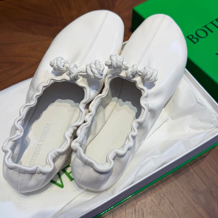 BOTTEGA VENETA 26S BALLET FLATS IN WHITE LAMBSKIN WITH KNOT DETAIL