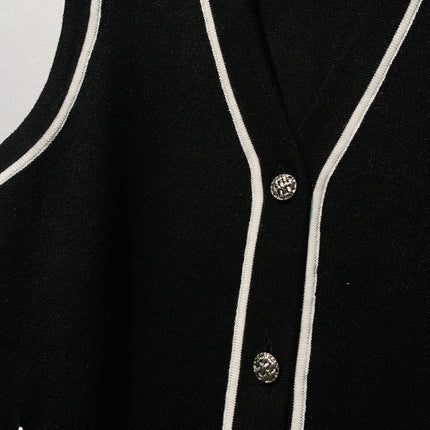 CHANEL 26S SLEEVELESS V-NECK BLAZER 670