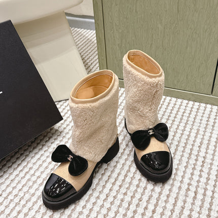 CHANEL 25S ANKLE BOOTS IN BEIGE SHEARLING LAMBSKIN AND BLACK PATENT CALFSKIN