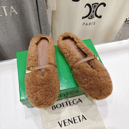 BOTTEGA VENETA 26S MULES IN LIGHT BROWN SHEARLING WITH LEATHER STRAP