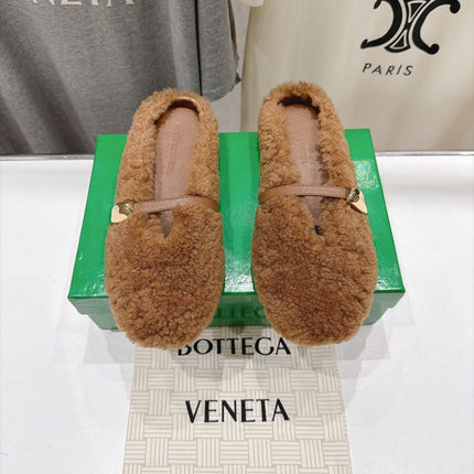 BOTTEGA VENETA 26S MULES IN LIGHT BROWN SHEARLING WITH LEATHER STRAP