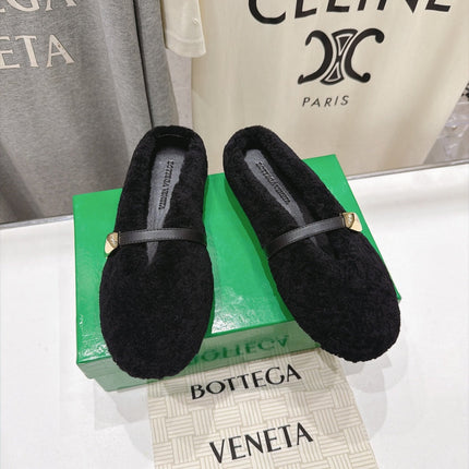 BOTTEGA VENETA 26S MULES IN BLACK SHEARLING WITH LEATHER STRAP