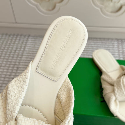 BOTTEGA VENETA 26S BOW KNOT SANDALS IN CREAM WHITE LAMBSKIN