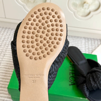 BOTTEGA VENETA 26S BOW KNOT SANDALS IN BLACK LAMBSKIN