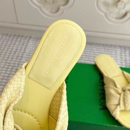 BOTTEGA VENETA 26S BOW KNOT SANDALS IN LIGHT YELLOW LAMBSKIN