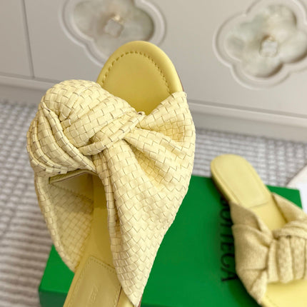 BOTTEGA VENETA 26S BOW KNOT SANDALS IN LIGHT YELLOW LAMBSKIN