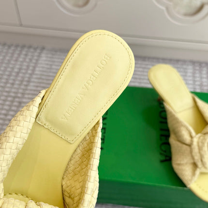 BOTTEGA VENETA 26S BOW KNOT HEEL SANDALS 55 MM IN LIGHT YELLOW LAMBSKIN