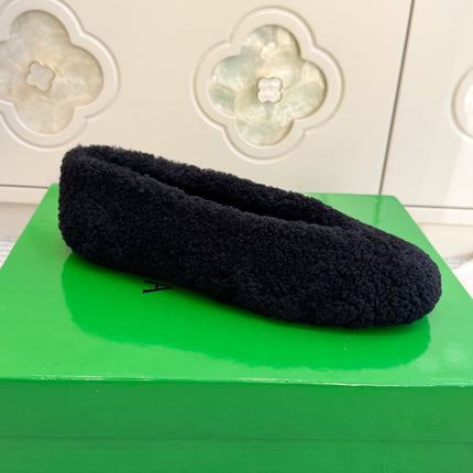 BOTTEGA VENETA 26S BALLET FLATS IN BLACK SHEARLING