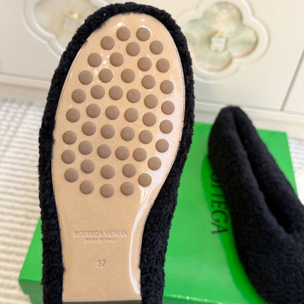 BOTTEGA VENETA 26S BALLET FLATS IN BLACK SHEARLING