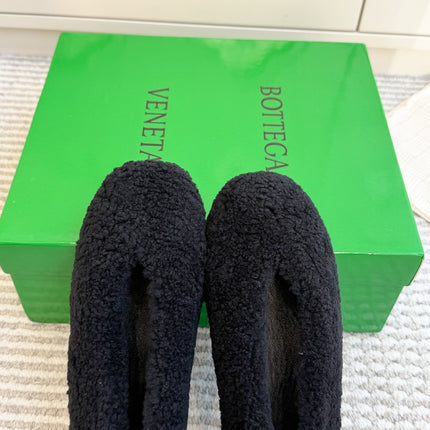 BOTTEGA VENETA 26S BALLET FLATS IN BLACK SHEARLING