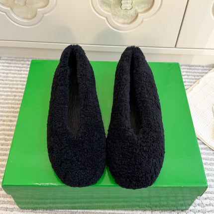 BOTTEGA VENETA 26S BALLET FLATS IN BLACK SHEARLING