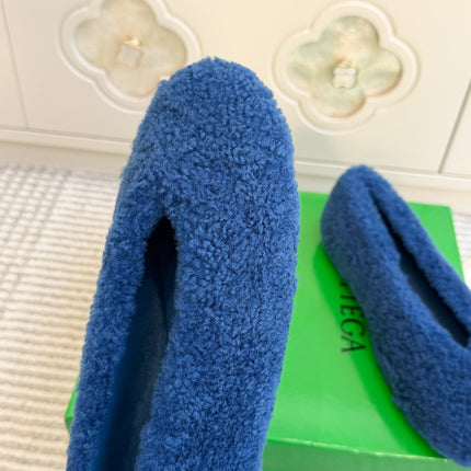 BOTTEGA VENETA 26S BALLET FLATS IN COBALT BLUE SHEARLING