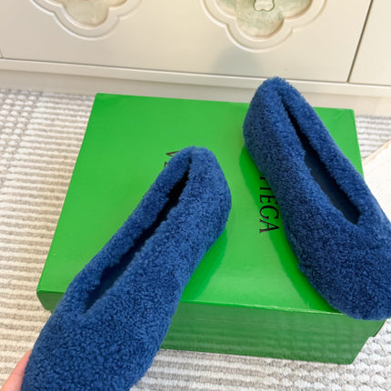 BOTTEGA VENETA 26S BALLET FLATS IN COBALT BLUE SHEARLING