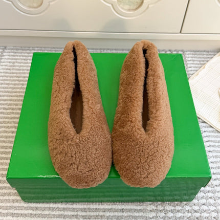 BOTTEGA VENETA 26S BALLET FLATS IN CAMEL BROWN SHEARLING