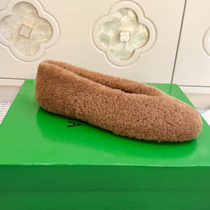 BOTTEGA VENETA 26S BALLET FLATS IN CAMEL BROWN SHEARLING