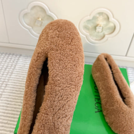 BOTTEGA VENETA 26S BALLET FLATS IN CAMEL BROWN SHEARLING