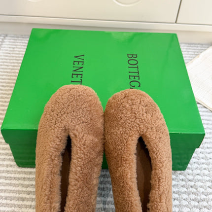 BOTTEGA VENETA 26S BALLET FLATS IN CAMEL BROWN SHEARLING