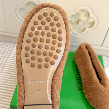 BOTTEGA VENETA 26S BALLET FLATS IN CAMEL BROWN SHEARLING