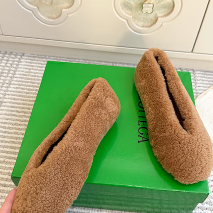 BOTTEGA VENETA 26S BALLET FLATS IN CAMEL BROWN SHEARLING