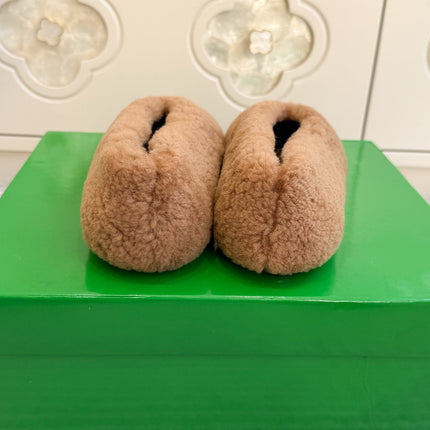 BOTTEGA VENETA 26S BALLET FLATS IN CAMEL BROWN SHEARLING