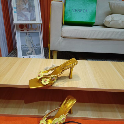 BOTTEGA VENETA 26S THONG SANDALS 90 MM IN GOLD LAMBSKIN