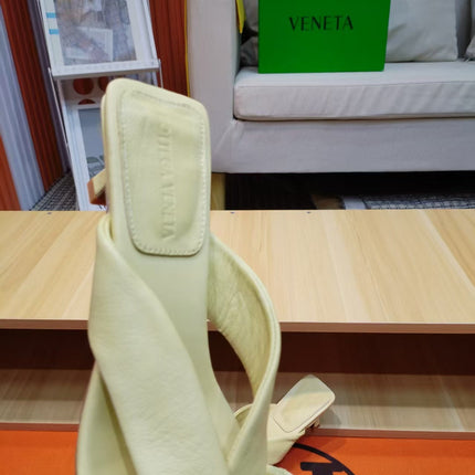 BOTTEGA VENETA 26S HEEL SANDALS 50 MM IN LIGHT YELLOW LAMBSKIN