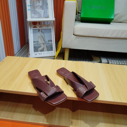 BOTTEGA VENETA 26S FLAT SLIDES IN BURGUNDY BROWN LAMBSKIN