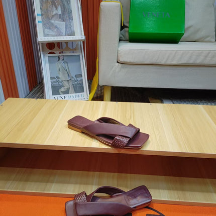 BOTTEGA VENETA 26S FLAT SLIDES IN BURGUNDY BROWN LAMBSKIN