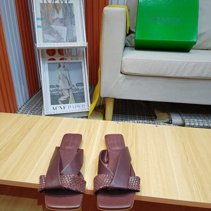 BOTTEGA VENETA 26S FLAT SLIDES IN BURGUNDY BROWN LAMBSKIN