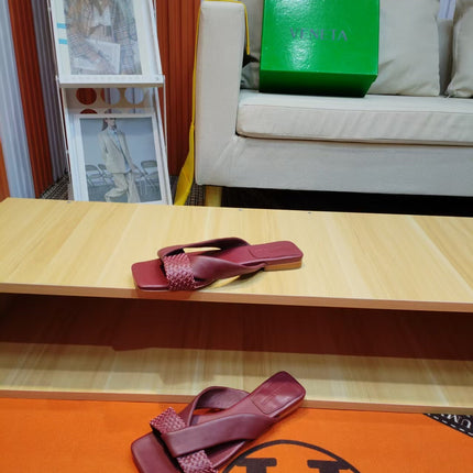 BOTTEGA VENETA 26S FLAT SLIDES IN BURGUNDY LAMBSKIN