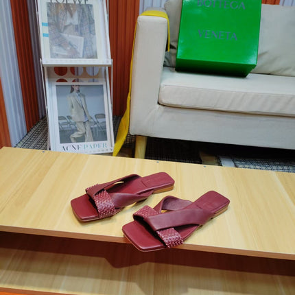 BOTTEGA VENETA 26S FLAT SLIDES IN BURGUNDY LAMBSKIN