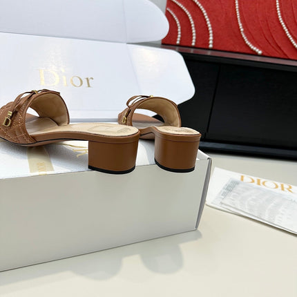 DIOR 26S BLOCK HEEL SLIDE SANDALS IN CARAMEL BROWN QUILTED CALFSKIN WITH BOW