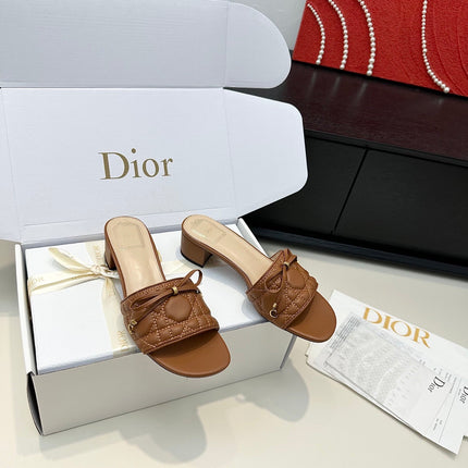 DIOR 26S BLOCK HEEL SLIDE SANDALS IN CARAMEL BROWN QUILTED CALFSKIN WITH BOW