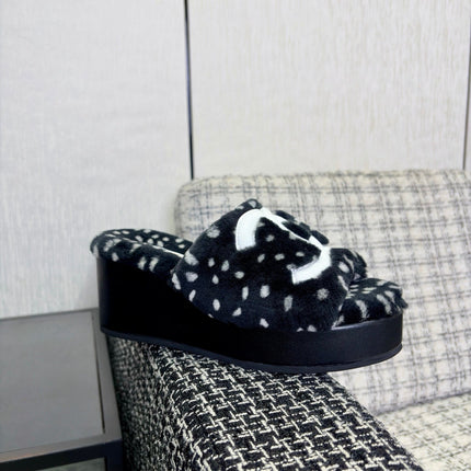 CHANEL 26S PLATFORM SLIDE SANDALS IN BLACK SHEARLING AND WHITE CC LOGO SQUARE TOE