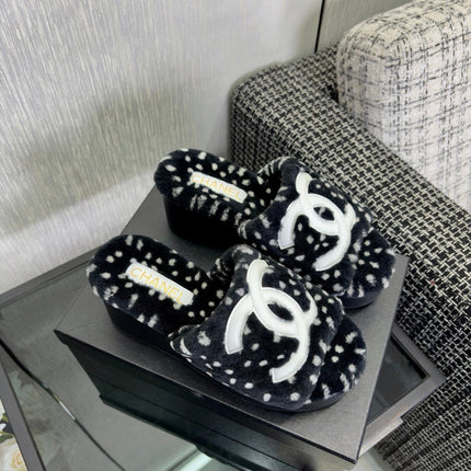 CHANEL 26S PLATFORM SLIDE SANDALS IN BLACK SHEARLING AND WHITE CC LOGO SQUARE TOE