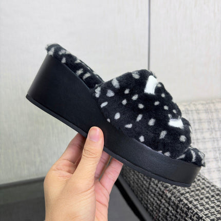 CHANEL 26S PLATFORM SLIDE SANDALS IN BLACK SHEARLING AND WHITE CC LOGO SQUARE TOE