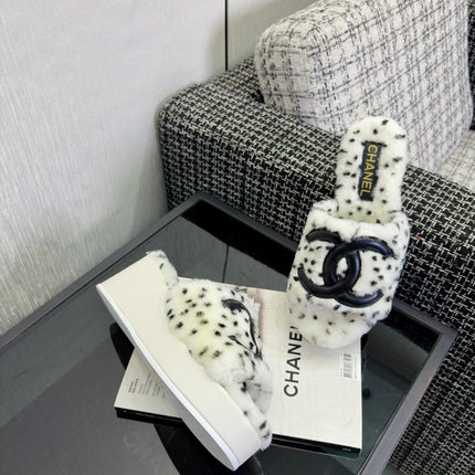 CHANEL 26S PLATFORM SLIDE SANDALS IN WHITE SHEARLING AND BLACK CC LOGO SQUARE TOE